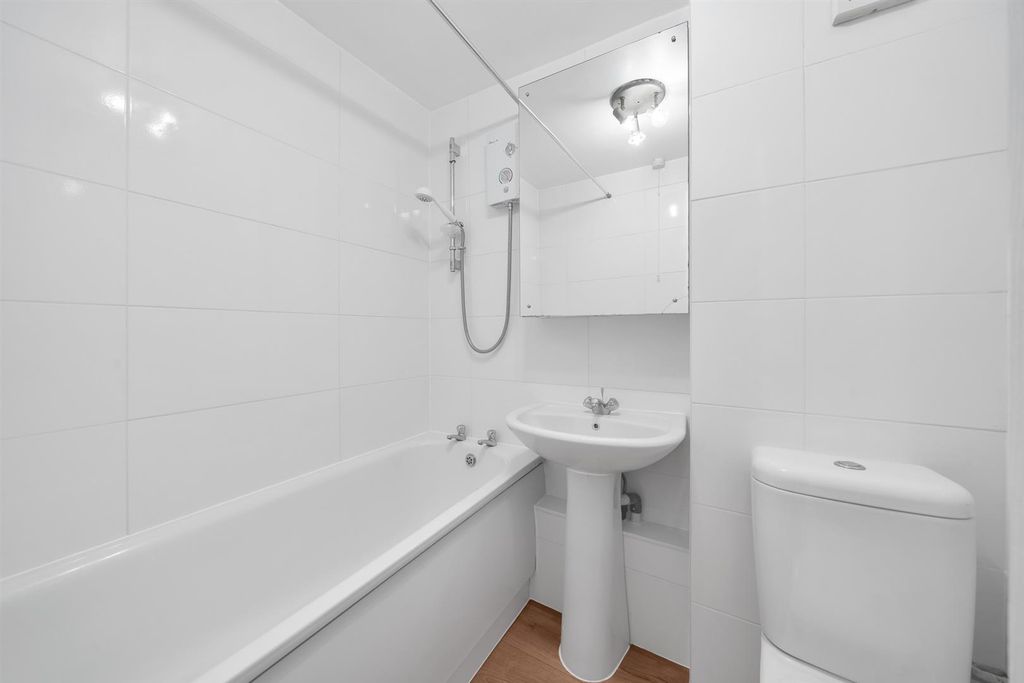 Property photo 3 of 9 Bathroom