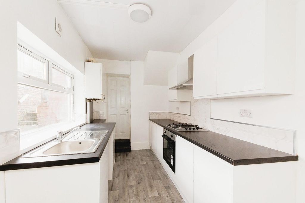 Property photo 3 of 11 Kitchen