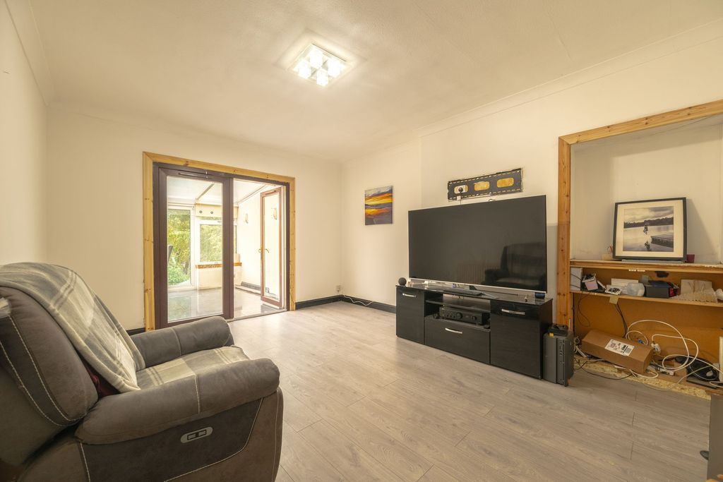 Property photo 1 of 16 Livingroom