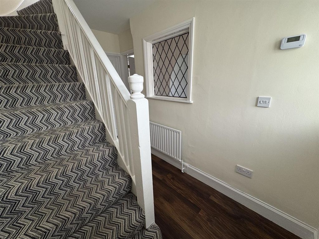 Property photo 2 of 14 Hallway