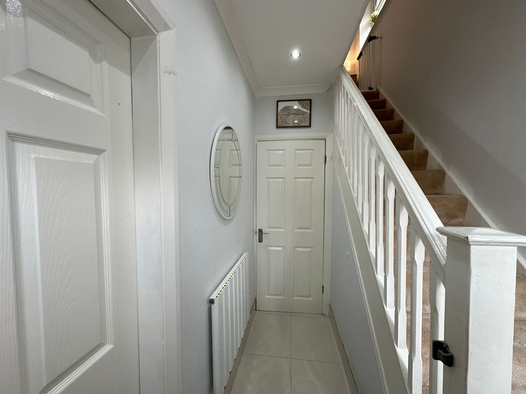 Property photo 2 of 11 Hallway