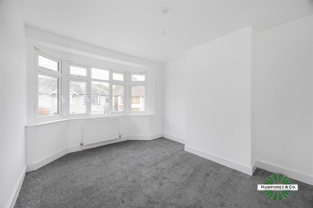 Property photo 3 of 14 48 Wadeville Avenue Romford -012.Jpg