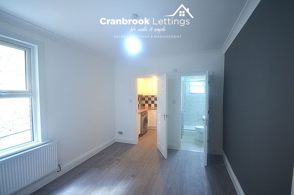 Property photo 1 of 5 Studio Flat To Rent – High Road, Leyton, E10