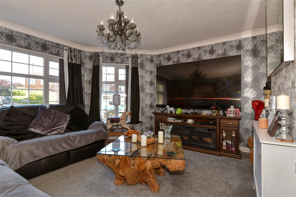 Property photo 3 of 10 Lounge