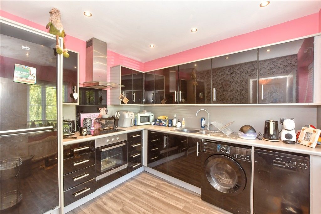Property photo 2 of 8 Kitchen