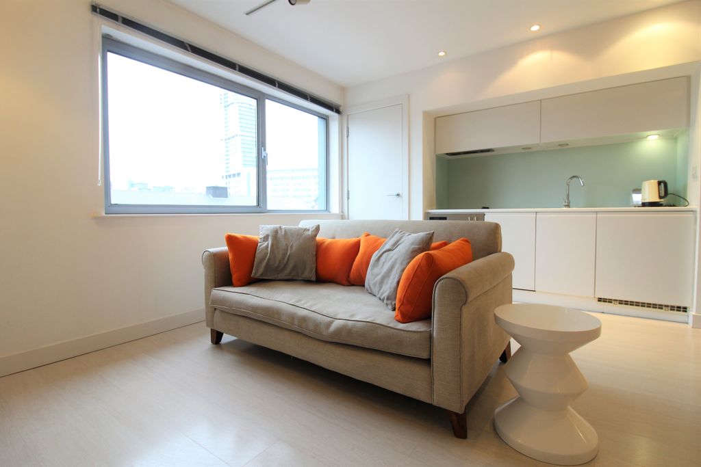 Property photo 3 of 6 Photo 01