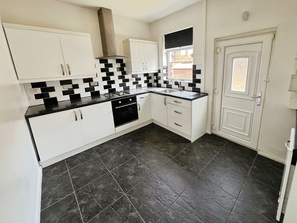 Property photo 3 of 11 Kitchen