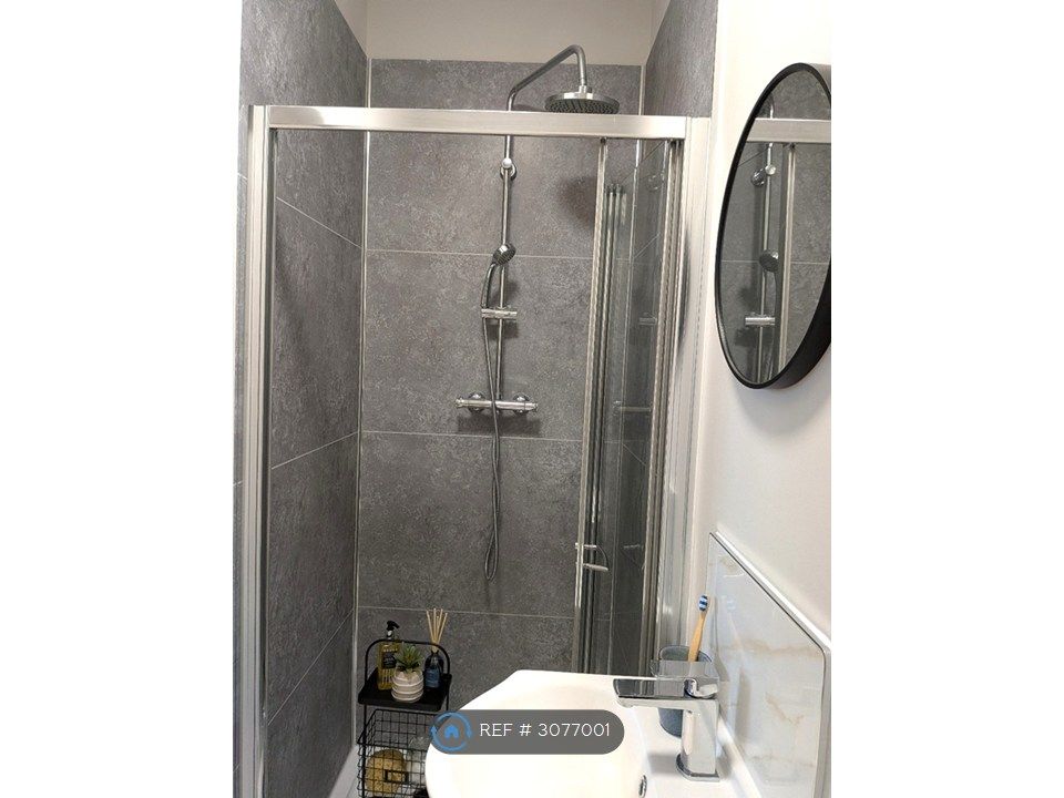 Property photo 3 of 11 Room 1 - Double Ensuite With Fridge Freezer - £750