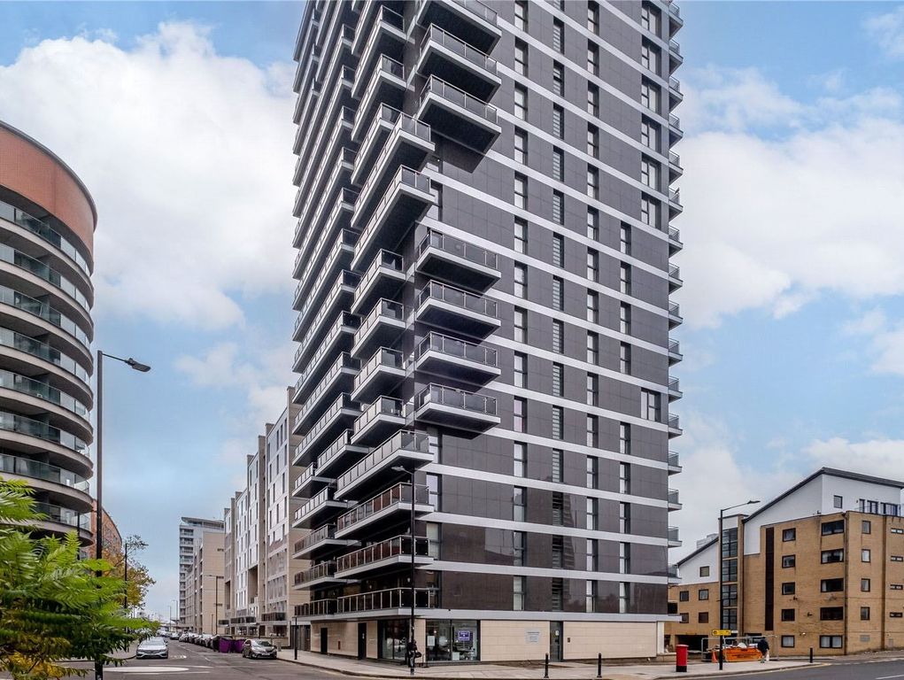 Property photo 1 of 15 One-Bedroom Flat Available For Rent In Streamlight Tower, E14