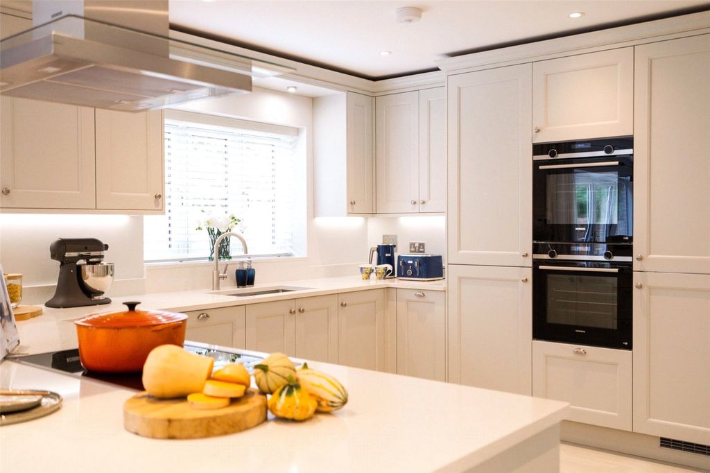 Property photo 2 of 6 Kitchen