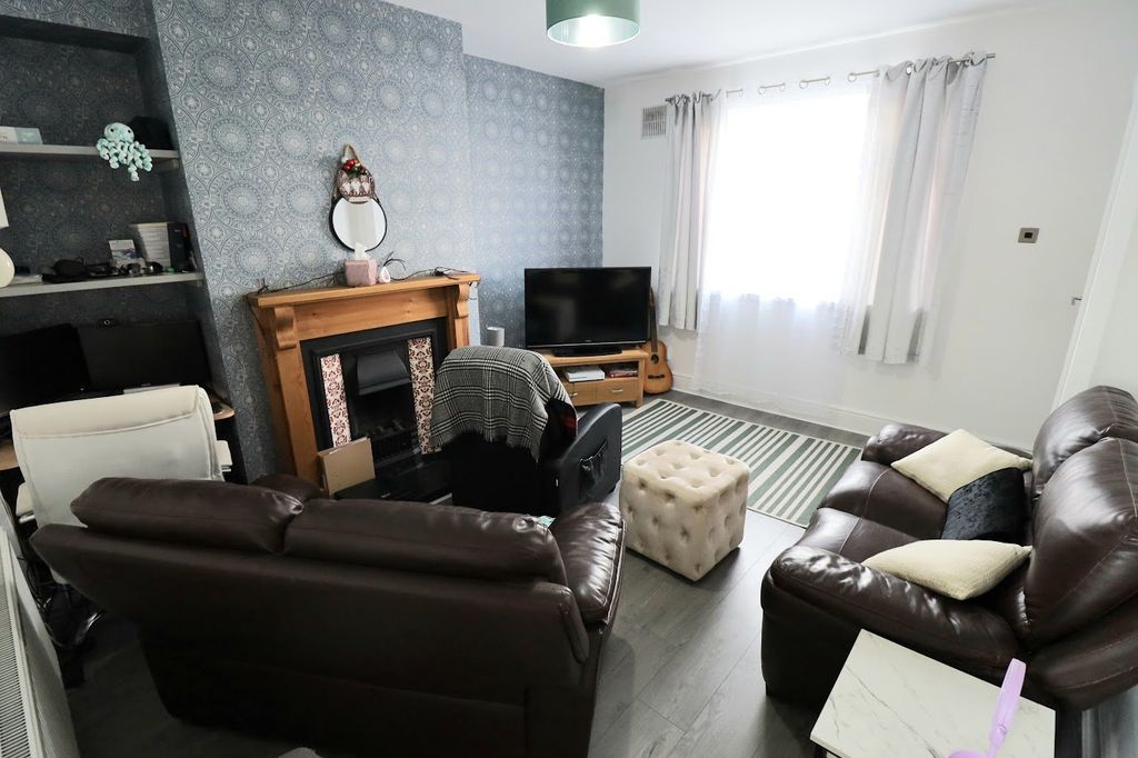 Property photo 3 of 14 Lounge