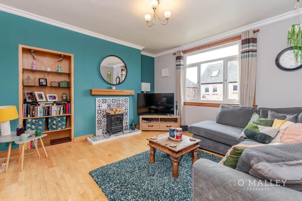 Property photo 2 of 17 Lounge