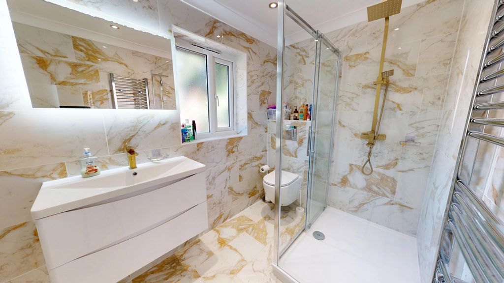 Property photo 2 of 11 Bathroom
