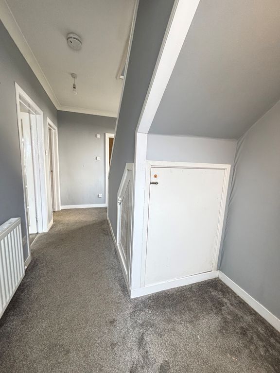 Property photo 3 of 9 Hall
