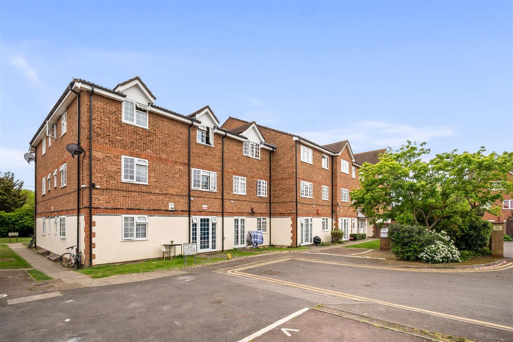 Property photo 1 of 6 18 Herron Court, Cr4 3Sa-6.Jpg