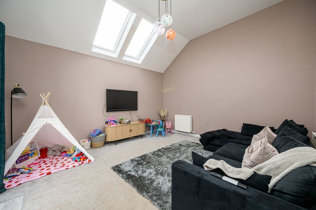 Property photo 3 of 20 Lounge