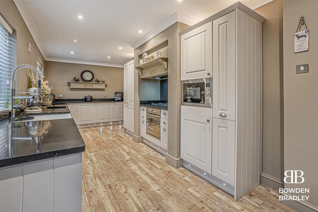 Property photo 2 of 27 Kitchen