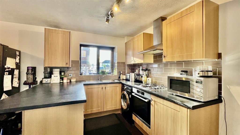 Property photo 3 of 10 Kitchen