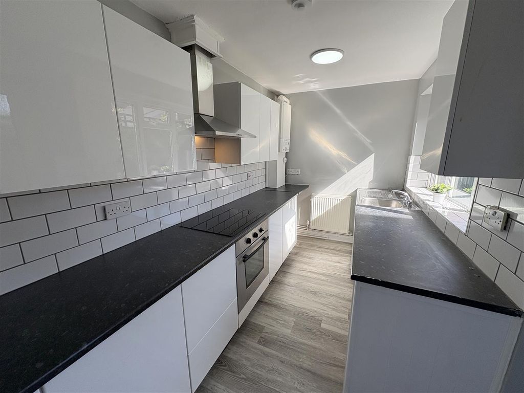 Property photo 1 of 11 Kitchen