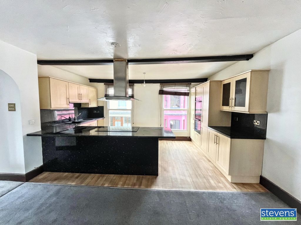 Property photo 3 of 14 Image00008