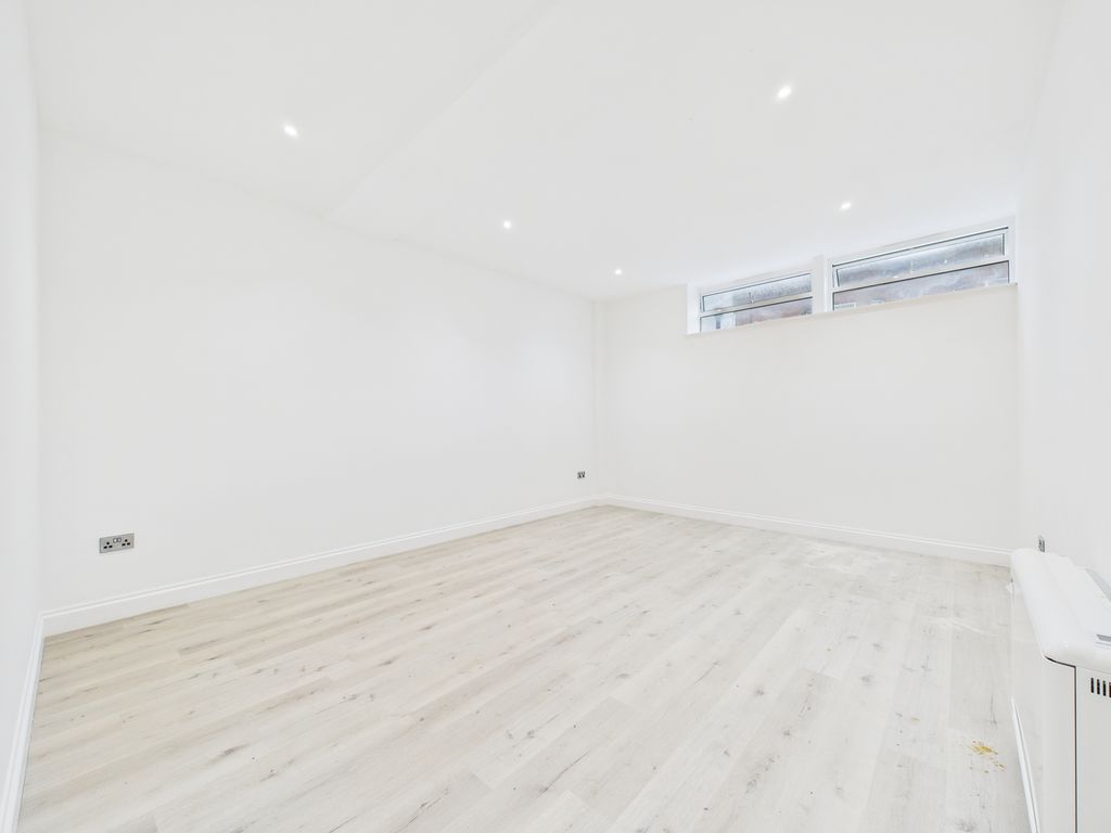 Property photo 1 of 6 Lounge