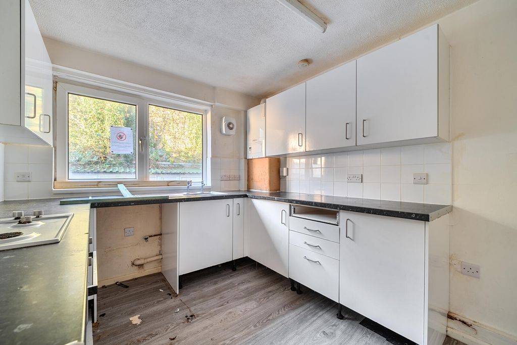 Property photo 3 of 18 Kitchen