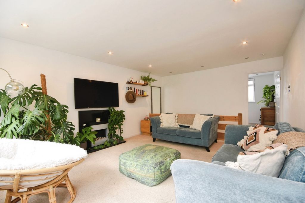 Property photo 3 of 16 Photo