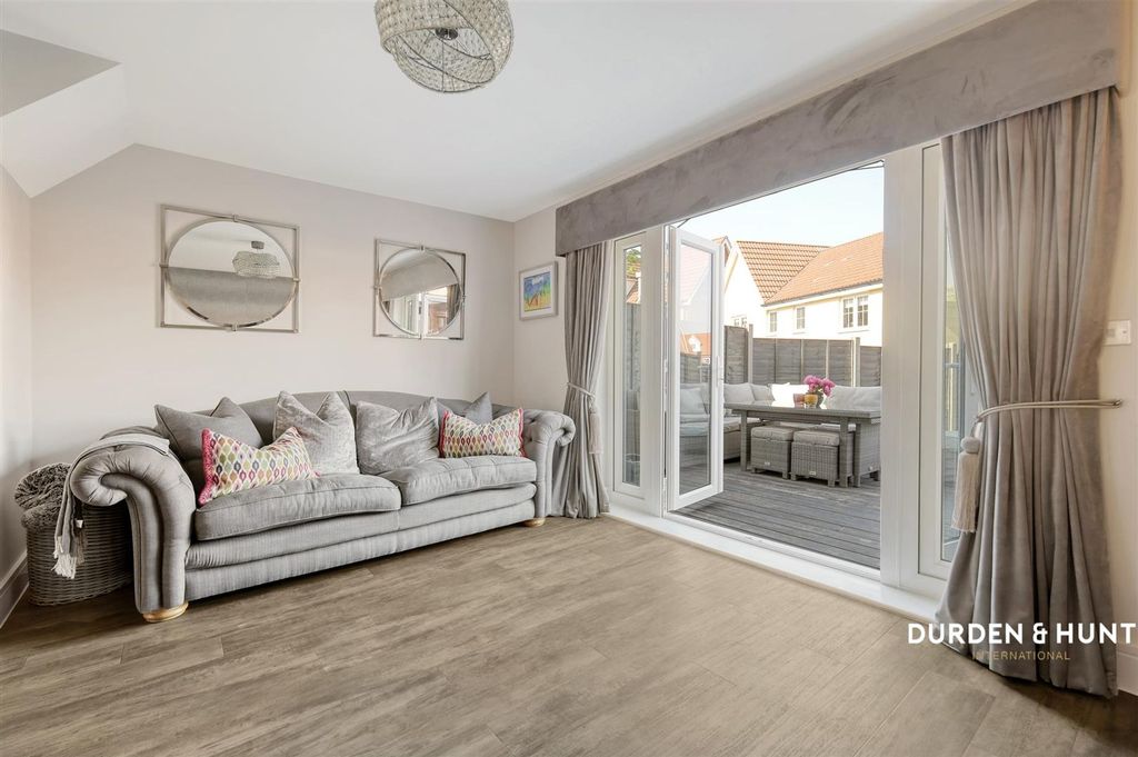 Property photo 2 of 30 Alderwood Terrace