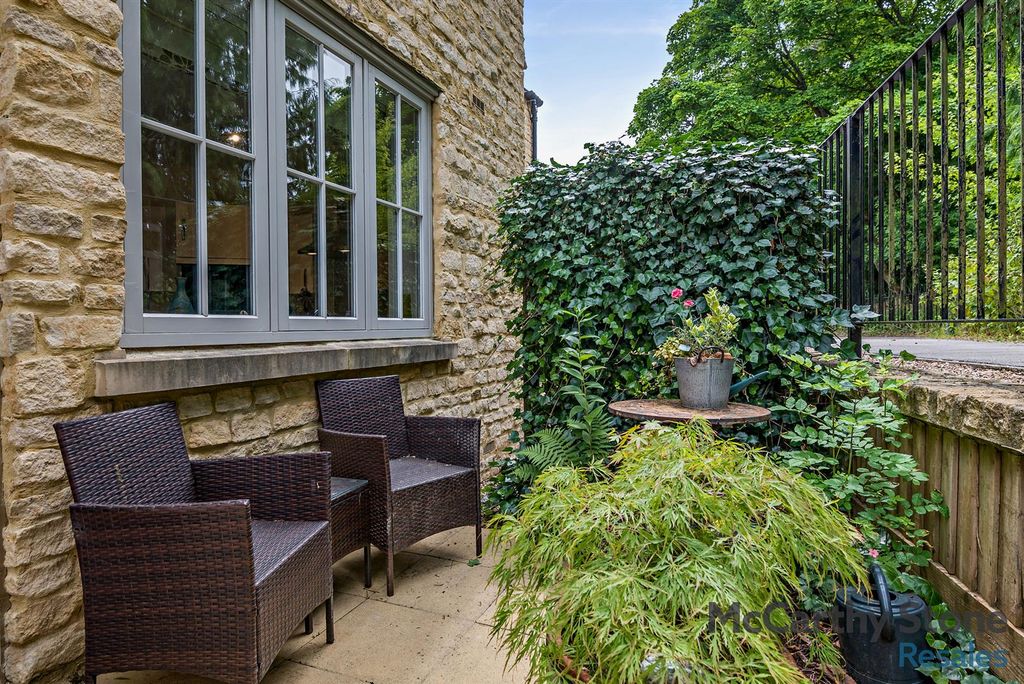 Property photo 2 of 12 8653712-Exterior05-800.Jpg