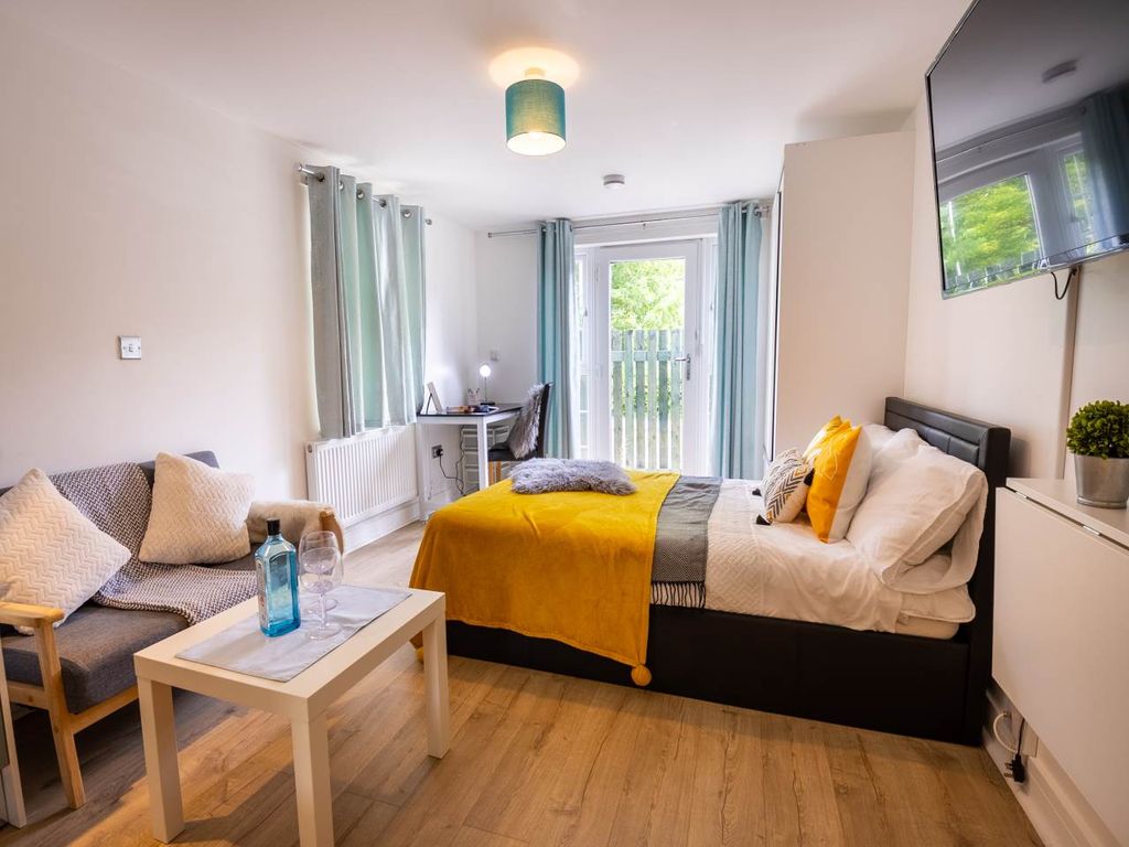 Property photo 3 of 8 Apt_3_1_Giles_Lane_Studio_Apt (9 Of 11)