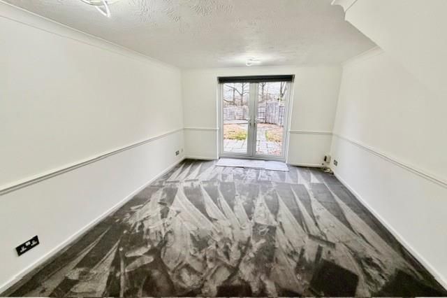 Property photo 3 of 7 Lounge.Jpg