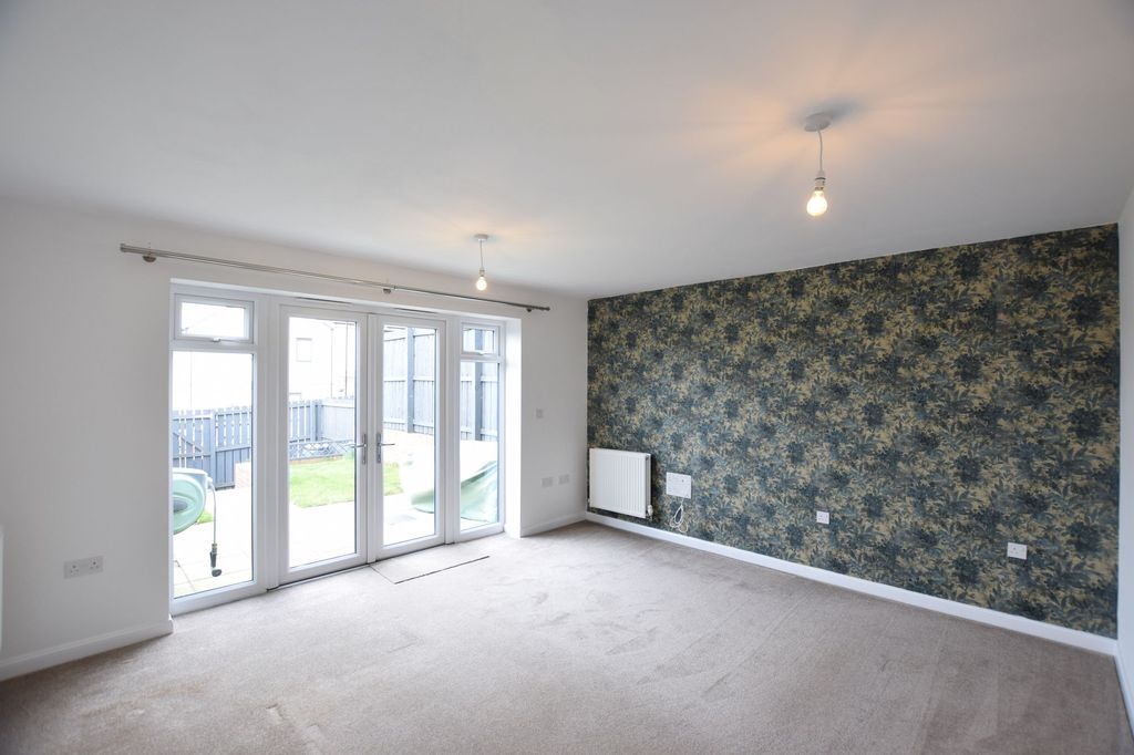 Property photo 3 of 11 Living Room