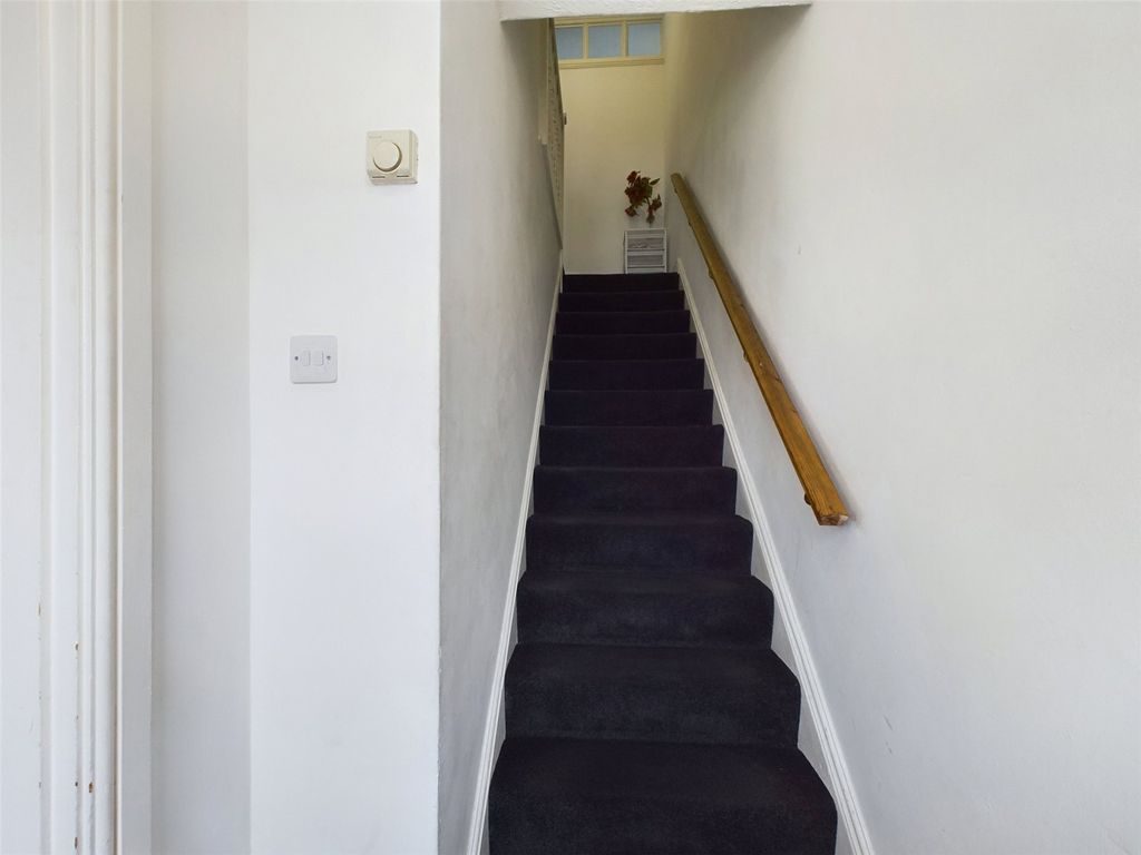 Property photo 2 of 10 Hallway