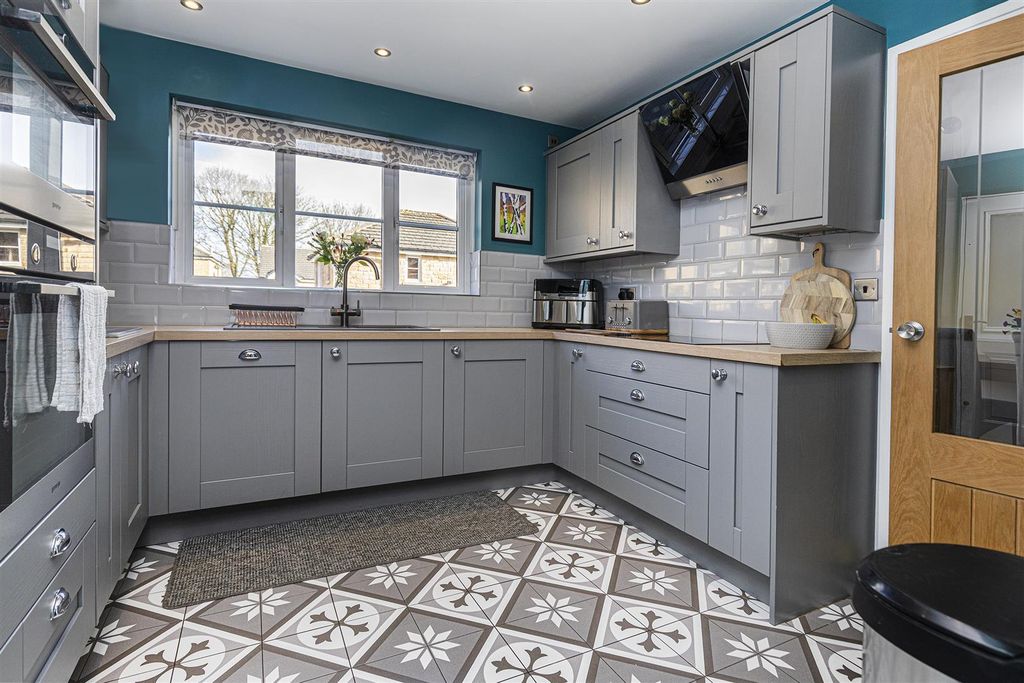 Property photo 3 of 32 Kitchen