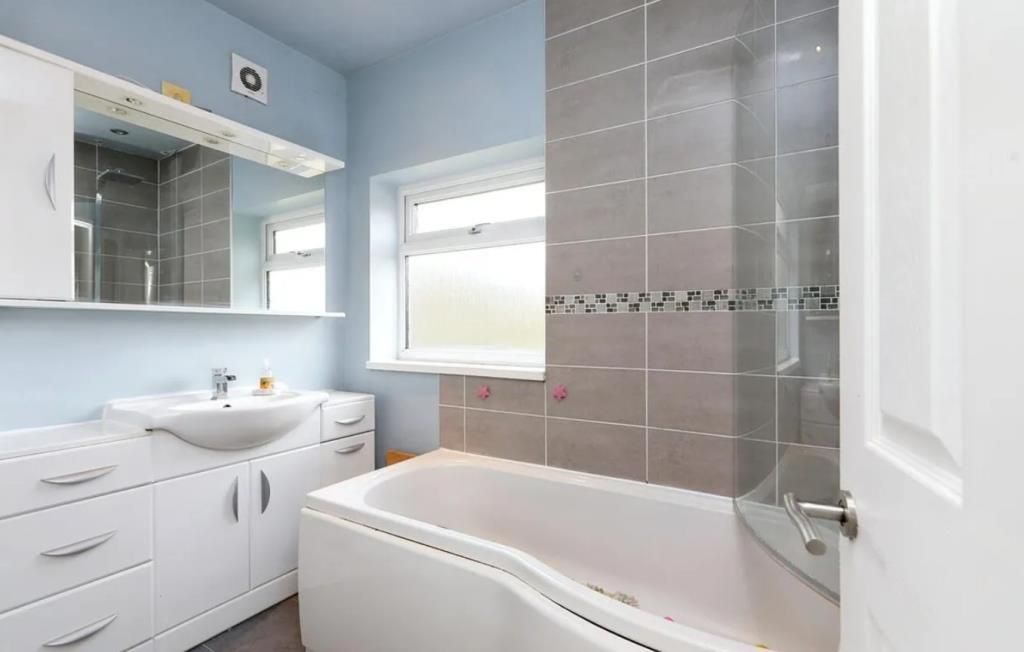 Property photo 3 of 8 Bathroom