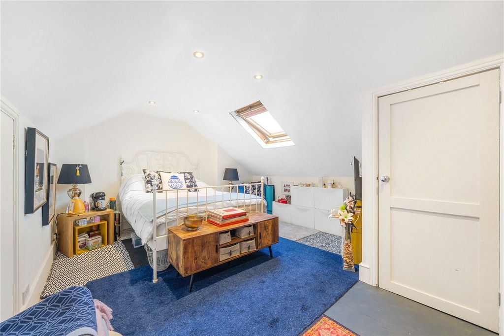 Property photo 2 of 18 Bedroom