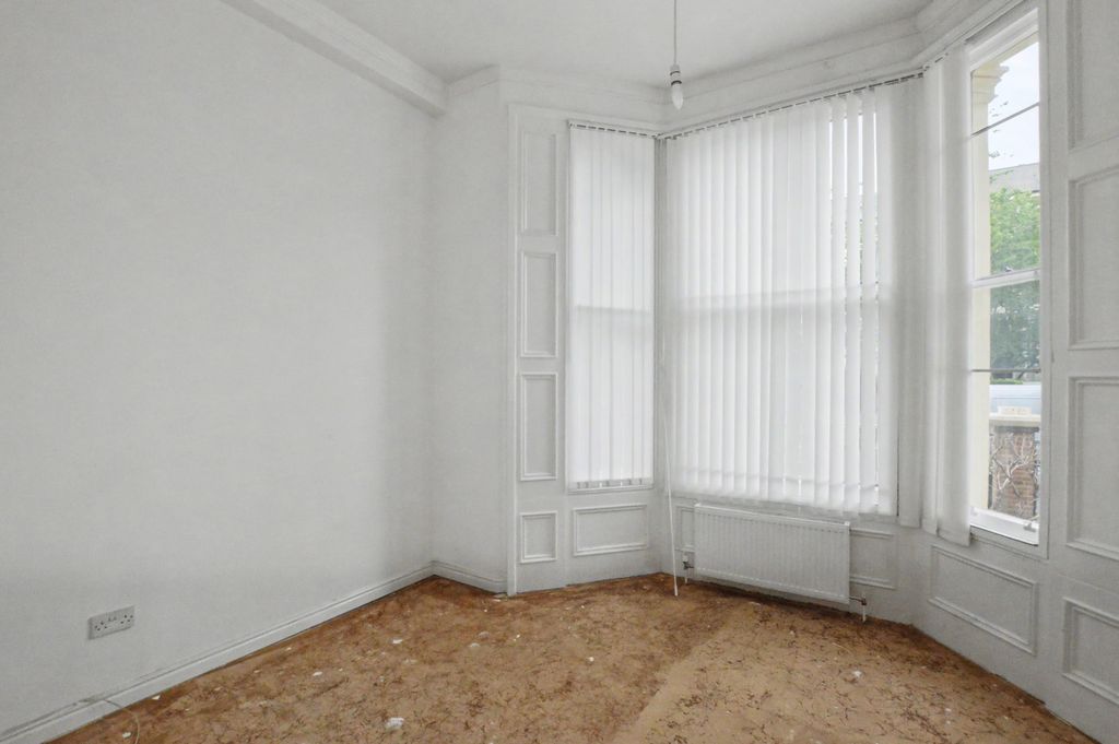 Property photo 2 of 10 Flat D, 119 Cambridge Gardens, London, W10 6Ja
