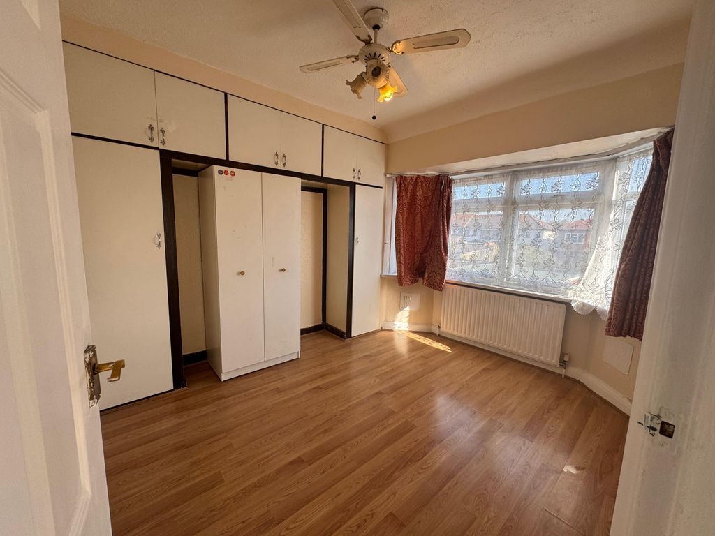 Property photo 1 of 9 3 Bedroom Semi-Detached House For Rent €“ Ascot Gardens, Ub1