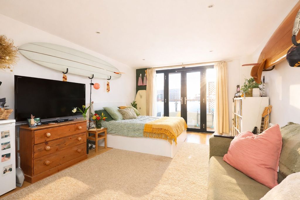 Property photo 2 of 17 Living Space