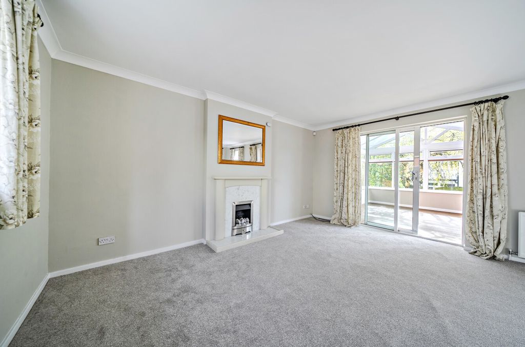 Property photo 3 of 22 Lounge