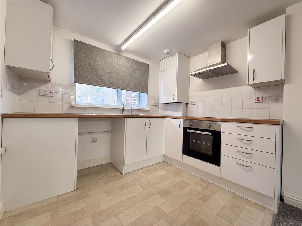 Property photo 2 of 10 Kitchen