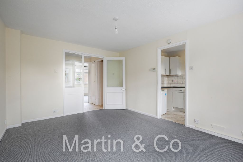 Property photo 3 of 13 1703061963- 26 Garrick Crescent, Cr0 - 2
