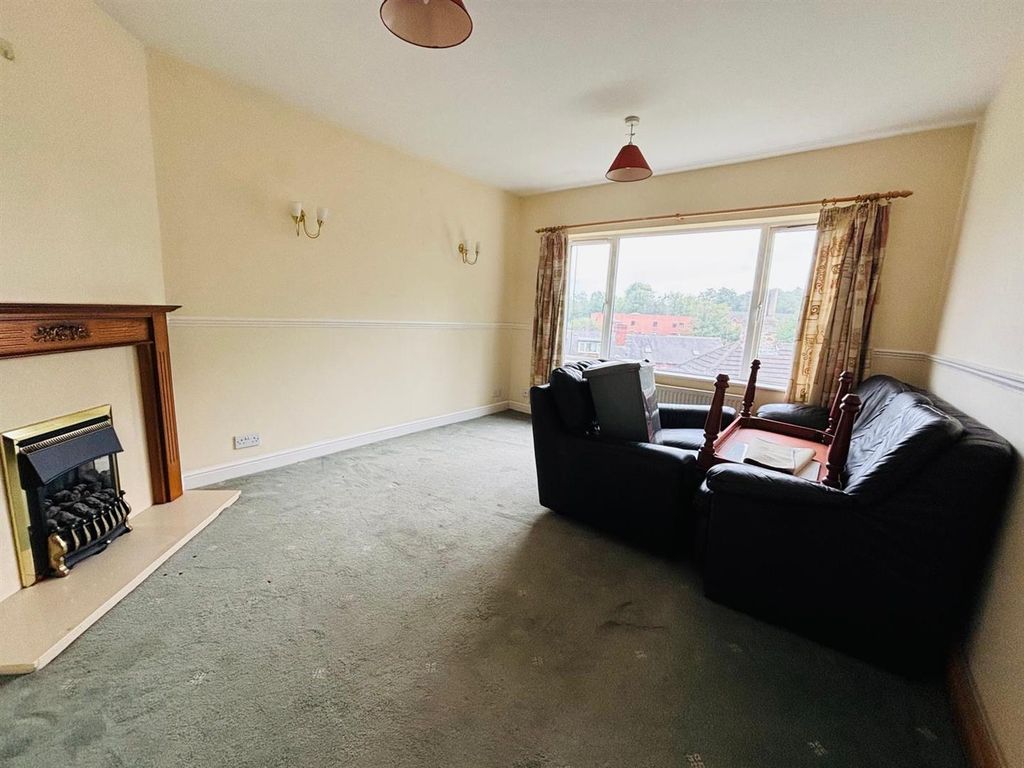 Property photo 2 of 10 Living Room / Dining Area: