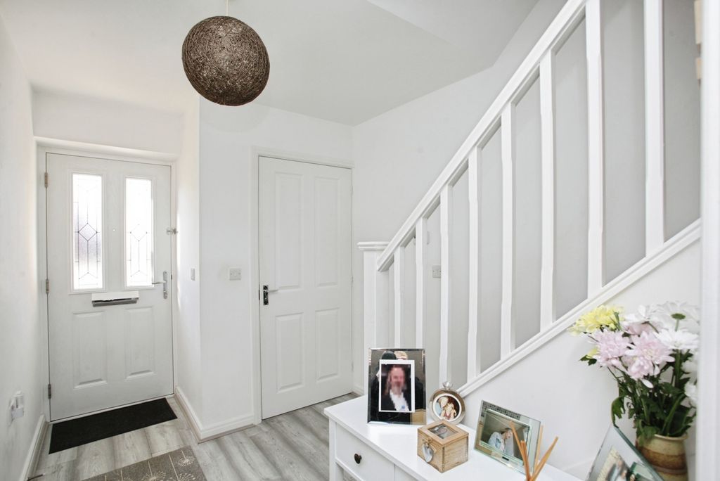 Property photo 2 of 17 Hallway