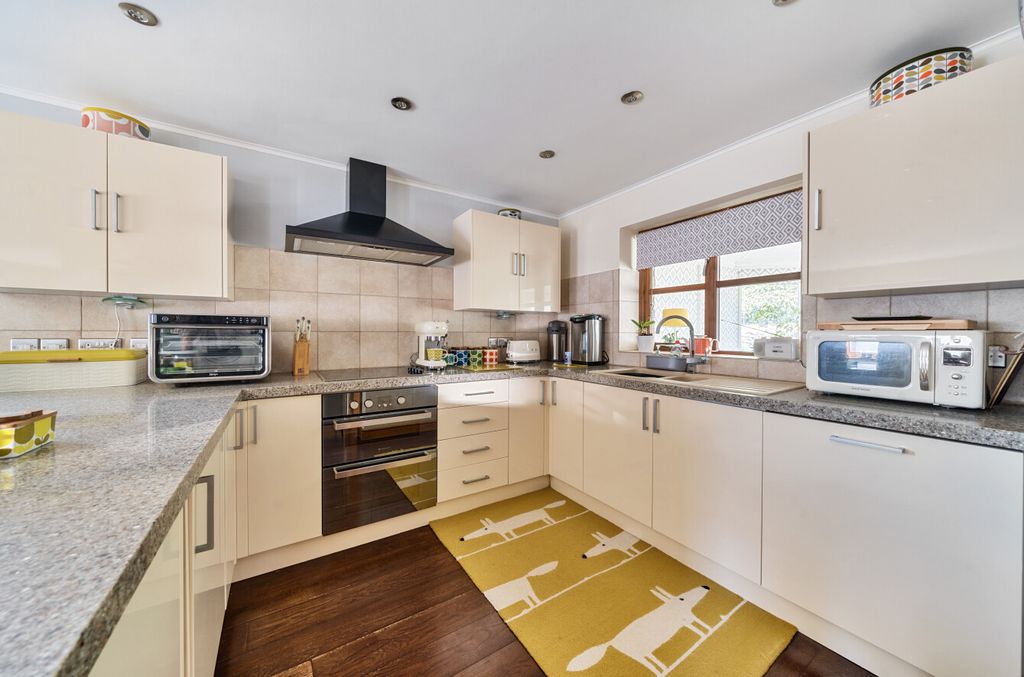 Property photo 3 of 23 Bampton Seddons