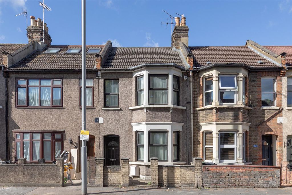Property photo 1 of 21 Chingford Road, E17