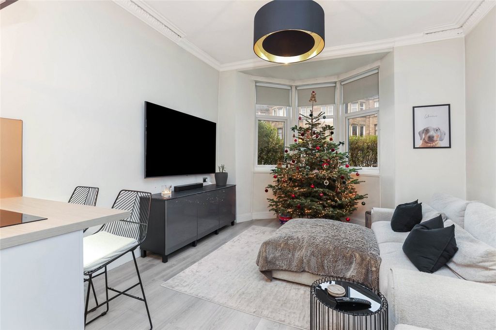 Property photo 3 of 14 Lounge