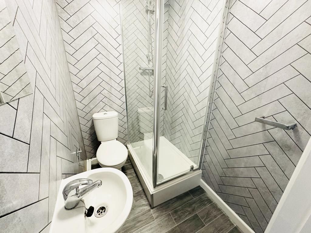 Property photo 2 of 6 Ensuite