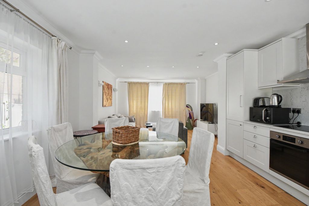 Property photo 3 of 19 5 Vicarage Gardens, Ascot, Sl5 9DX