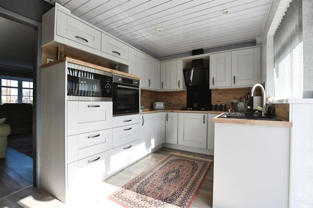 Property photo 2 of 15 Fitted Kitchen